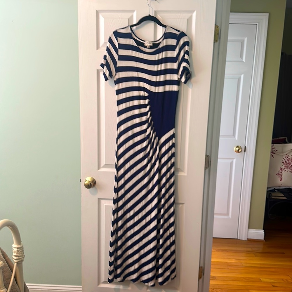 Very good condition, Beige by eci navy & white maxi. Sz XL